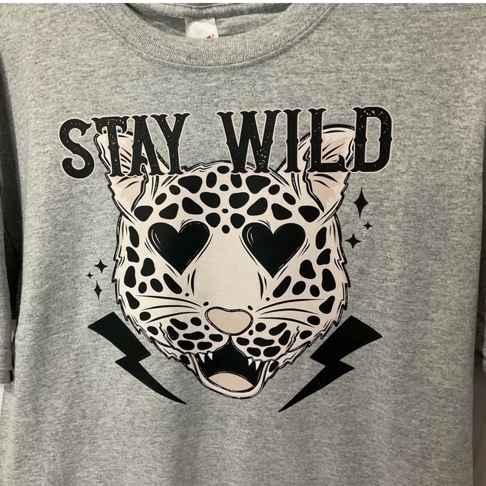 NWOT Women’s Gray Short Sleeve T-Shirt Size Large Stay Wild